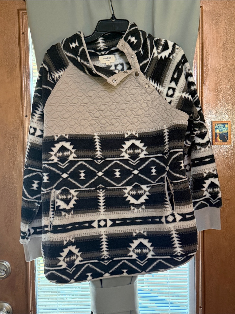 Umgee pullover size medium